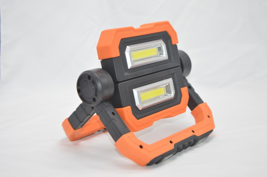 Рабочий аккумуляторный светодиодный фонарь-прожектор Фотон WPВ-7800: света много не бывает<